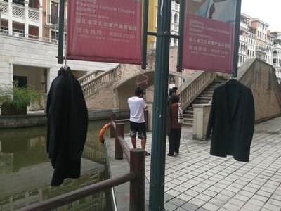 杭州網店模特 音樂節拍下的時尚舞者，200套服裝的拍攝速寫